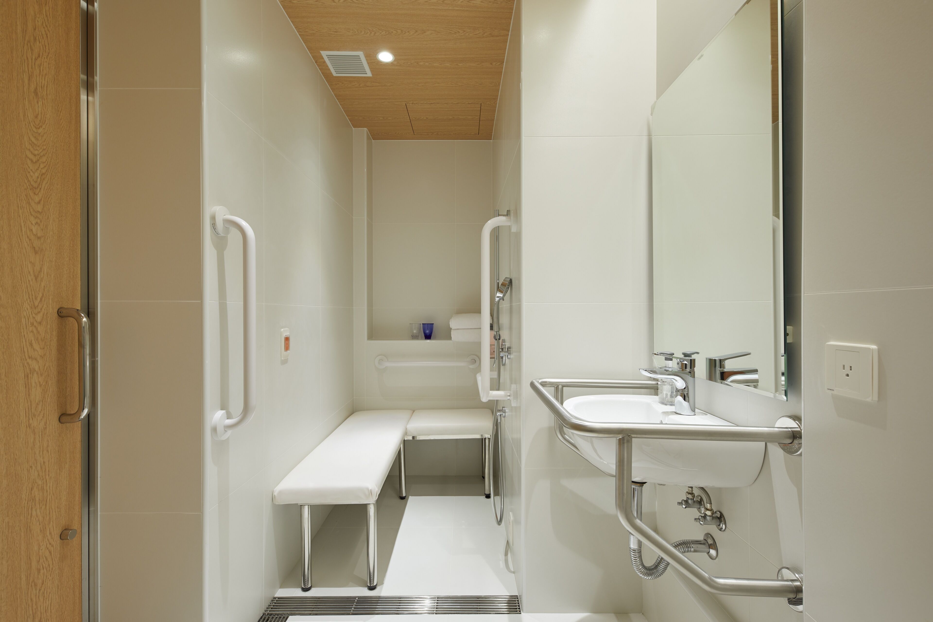 accessible , 1 bed queen | bathroom | free toiletries, hair dryer, bidet, towels