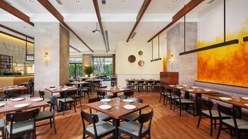 Breakfast, lunch, dinner served; Italian cuisine