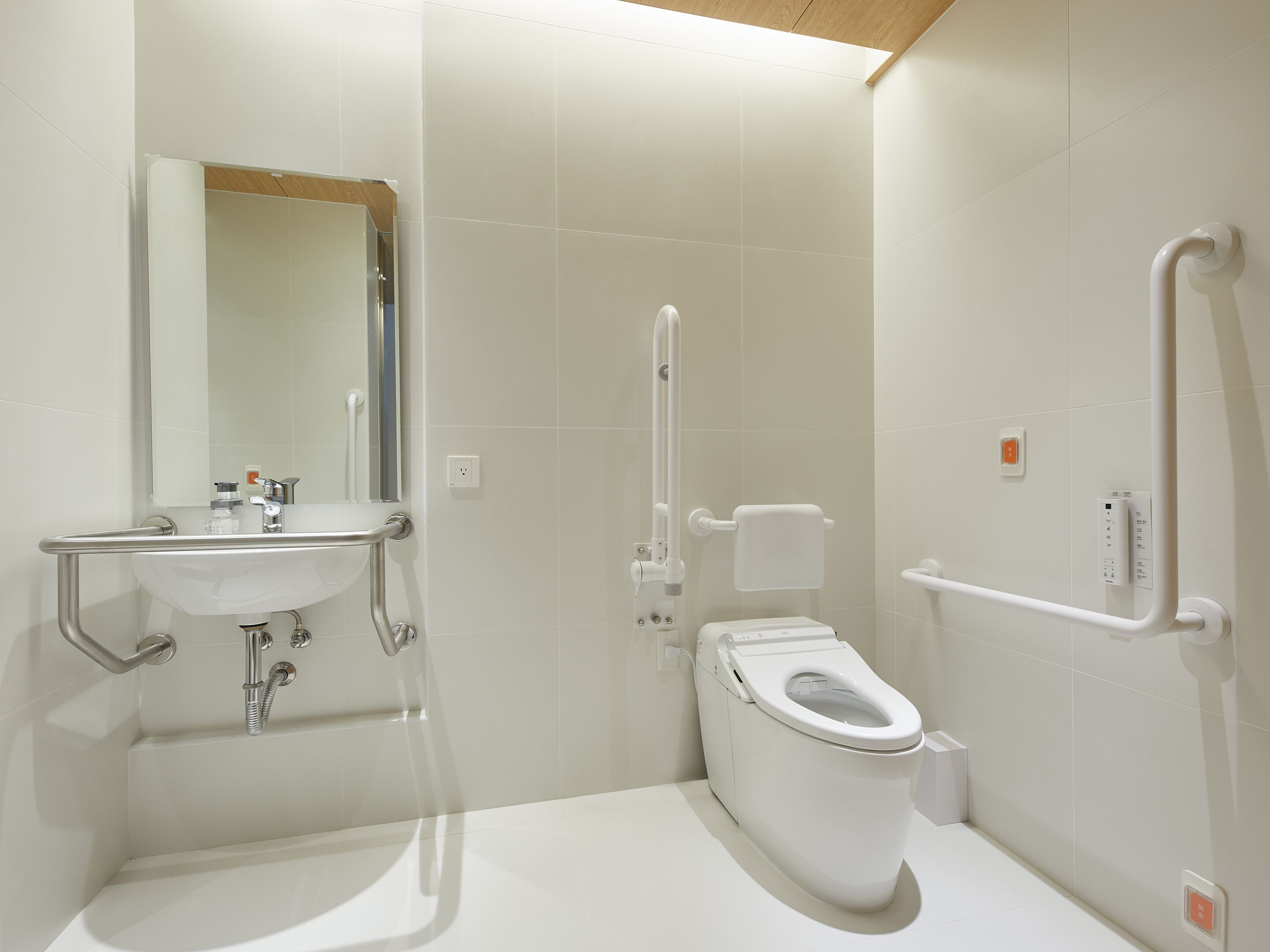 Een moderne badkamer met een wit wastafel, toilet en douche.