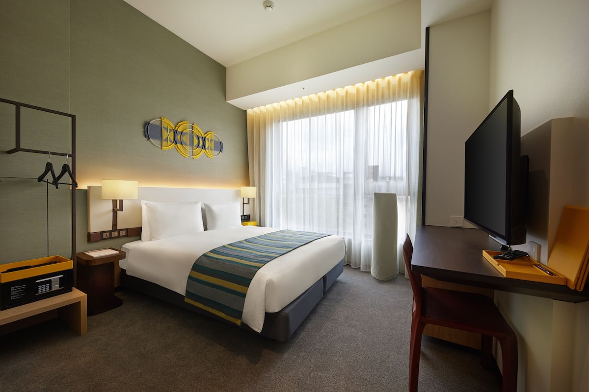 Accessible , 1 bed Queen | Premium bedding, down duvets, in-room safe, laptop workspace