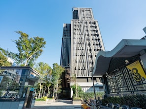 A modern building with a vertical design, a prominent entrance, and a clear sky. - MGH Mitsui Garden Hotel Taipei Zhongxiao (Taipei)