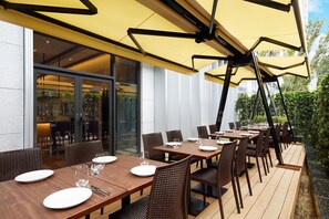 Breakfast, lunch, dinner served; Italian cuisine 