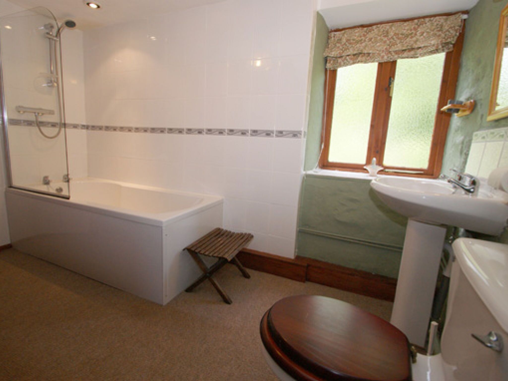 House | Bathroom | Combined shower/bathtub, towels