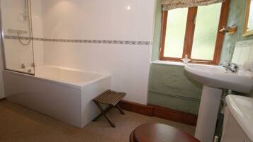 House | Bathroom | Combined shower/bathtub, towels