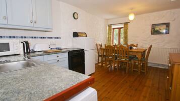House | Private kitchen | Fridge, microwave, oven, stovetop