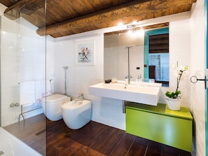 Villa | Badezimmer | Dusche, Handtücher