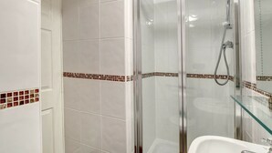 Bathroom - Fantastic Apartment Ideally Located in the Heart of Bowness on Windermere (Windermere)