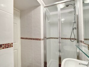 Combined shower/tub - Fantastic Apartment Ideally Located in the Heart of Bowness on Windermere (Windermere)
