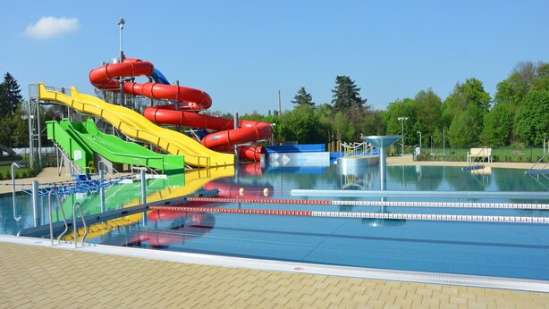 Une piscine dotée de plusieurs toboggans et d’une tour de surveillance pour les sauveteurs.