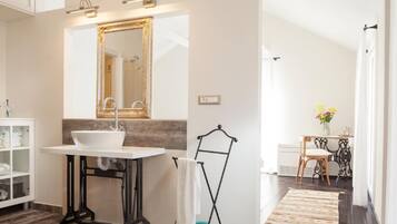 House | 1 bedroom, iron/ironing board, bed sheets