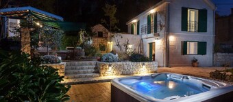 Luxurious Holiday Home in Makarska with Hot Tub