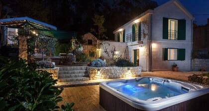 Luxurious Holiday Home in Makarska with Hot Tub