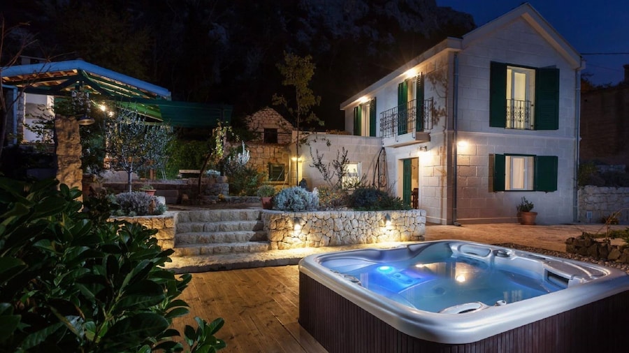 Luxurious Holiday Home in Makarska with Hot Tub