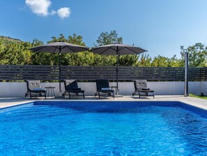 Vila | Piscina | Piscina interna, piscina externa