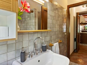 Combined shower/tub, towels