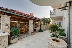 Apartment | Outdoor dining - Modish Apartment in Murter with Hot Tub (Murter-Kornati)