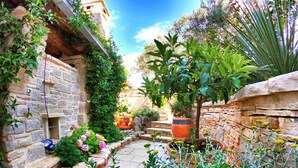 Apartment | Garden - Modish Apartment in Murter with Hot Tub (Murter-Kornati)