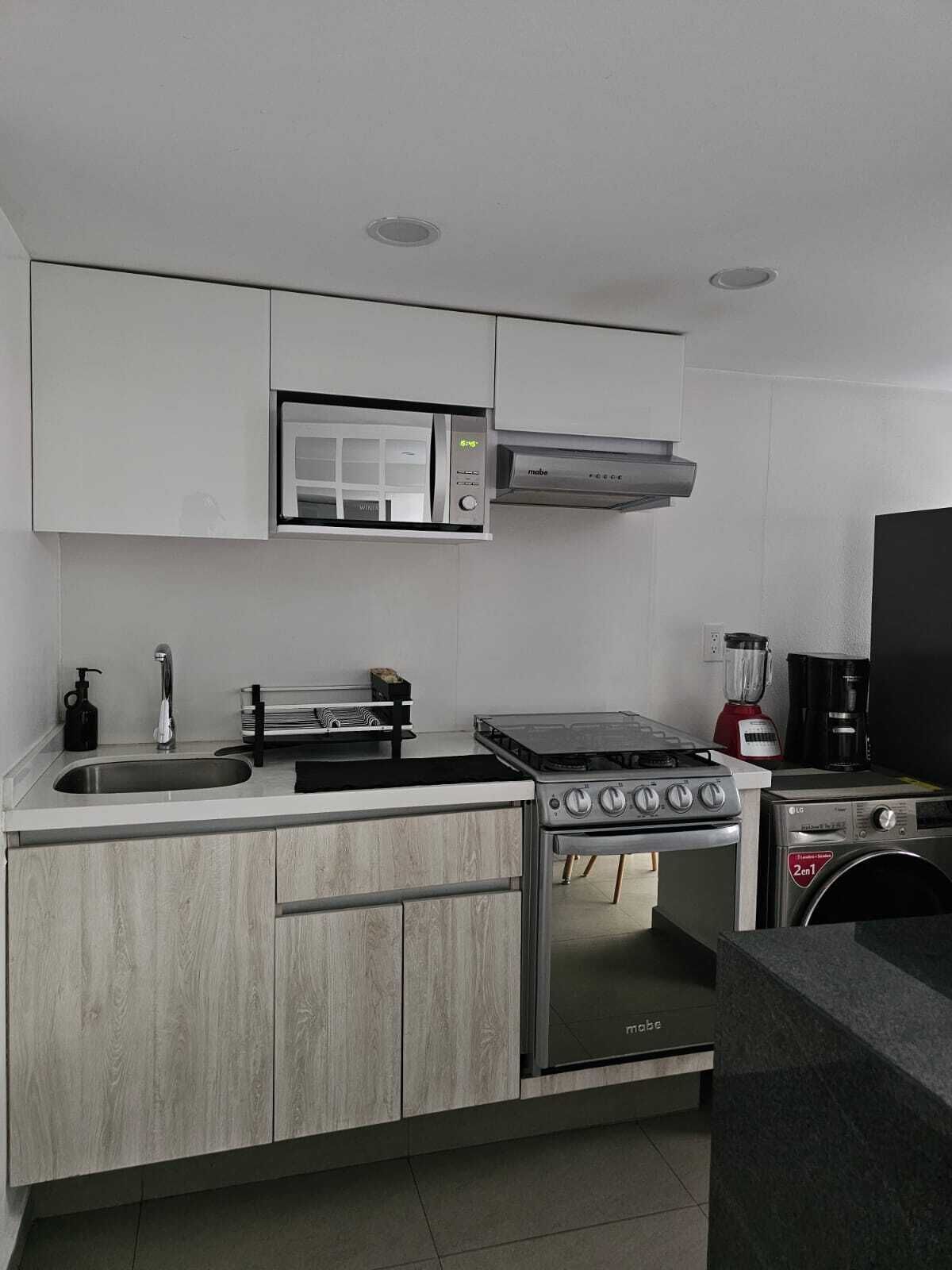 Frigorifero, microonde, forno, piano cottura