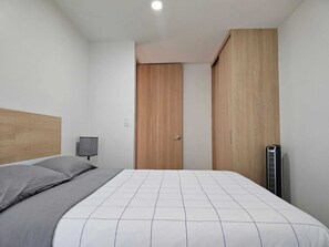 2 chambres, coffre-fort, bureau, fer et planche à repasser