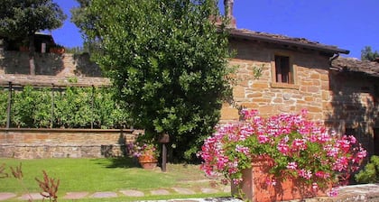 Lovely Cottage in Cortona With Pool