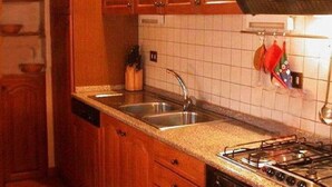 Coffee/tea maker, dishwasher - Lovely Cottage in Cortona With Pool (Cortona)