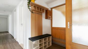2 kamar tidur, minibar, dan dilengkapi dengan perabotan berbeda-beda