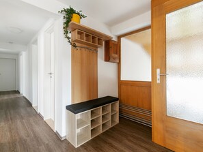 2 kamar tidur, minibar, dan dilengkapi dengan perabotan berbeda-beda