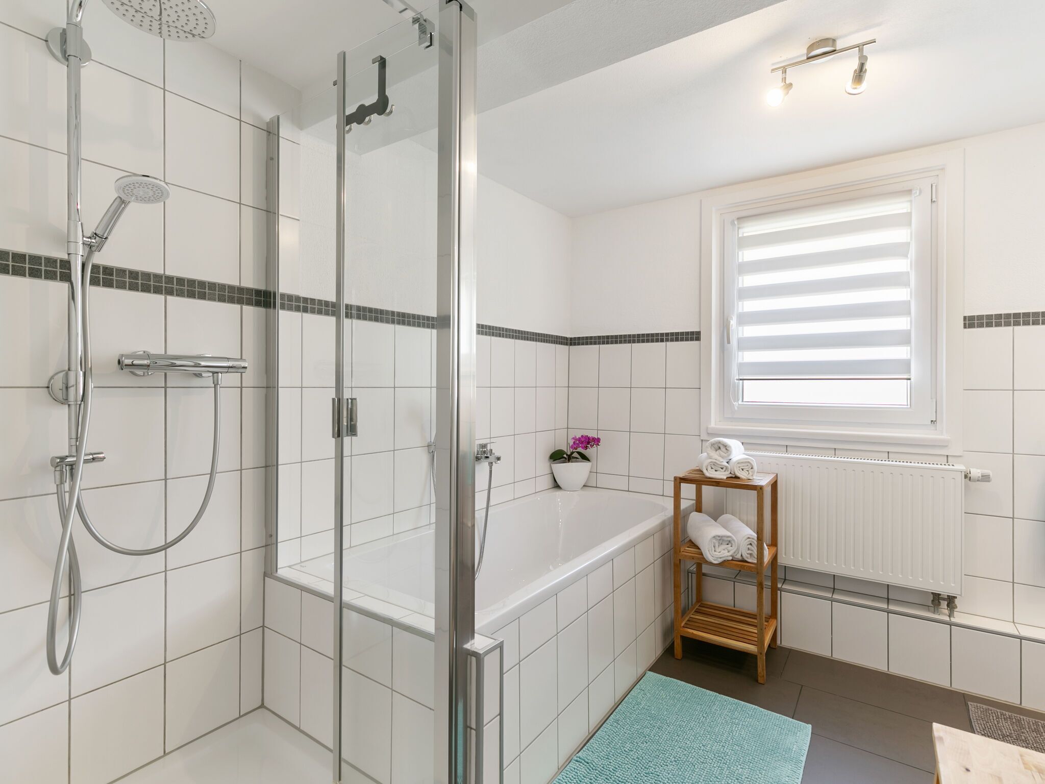 Bathtub, pengering rambut,  dan handuk
