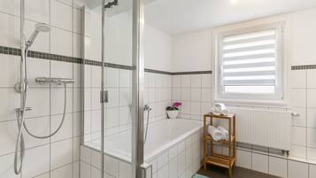Bathtub, pengering rambut, dan handuk