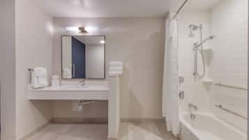 Ein modernes Badezimmer mit Waschbecken, Spiegel und Badewanne.