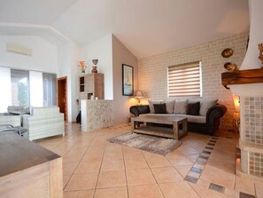 Living room - Gorgeous Holiday Home in Kaštelir With Private Pool (Kastelir-Labinci)
