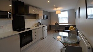 Apartment | Private kitchen - Simplistic Apartment in Coventry near Skydome Arena (Coventry)