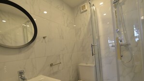 Apartment | Bathroom - Simplistic Apartment in Coventry near Skydome Arena (Coventry)
