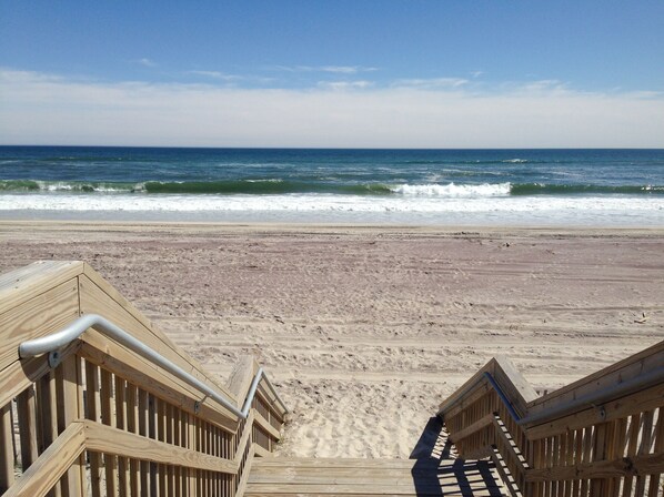 Ranta lähistöllä, aurinkotuoleja, rantapyyhkeitä