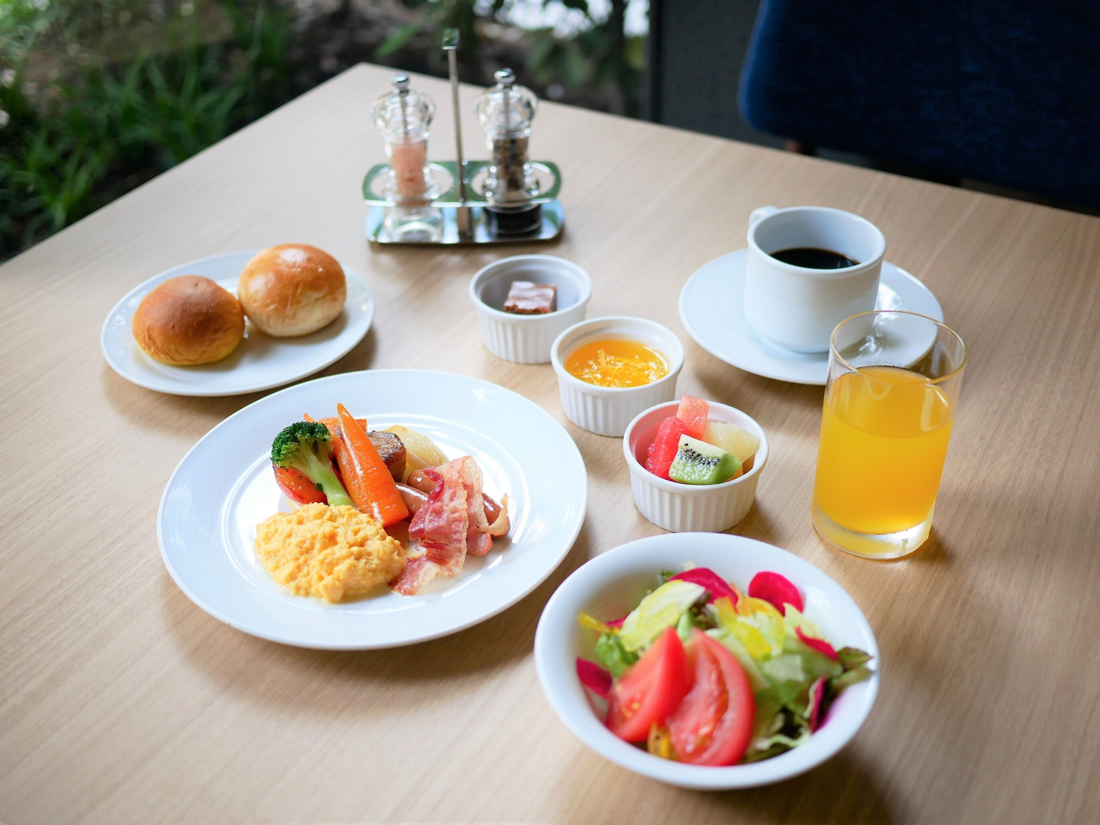 daily buffet breakfast (jpy 2400 per person)