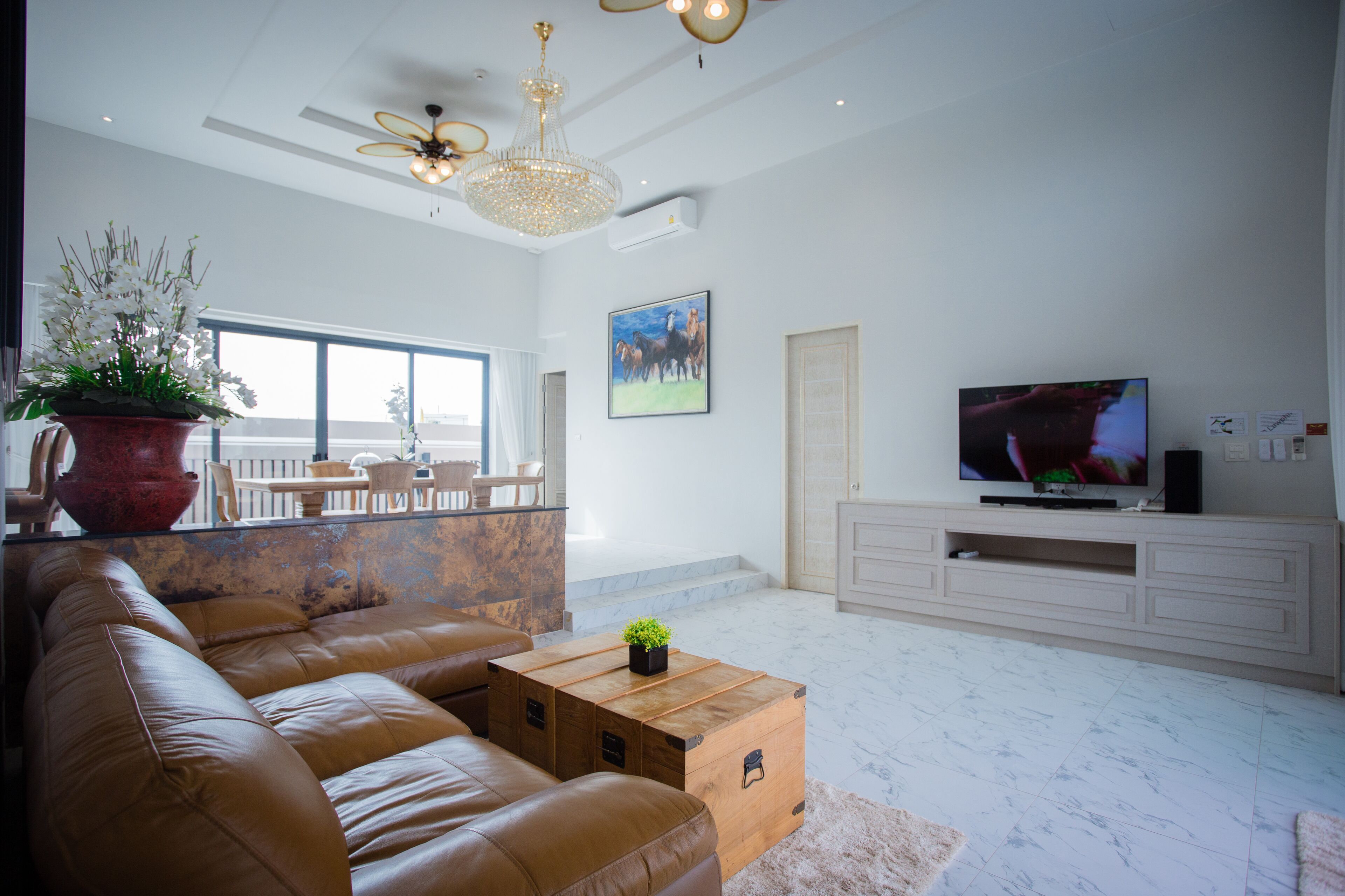 Full-sized fridge, microwave, oven, stovetop