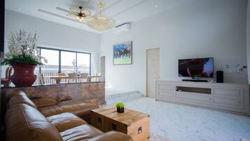 Full-sized fridge, microwave, oven, stovetop