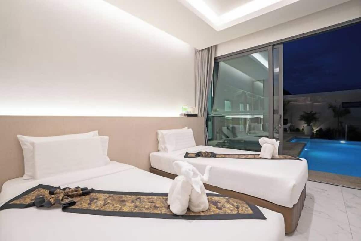 Minibar (some free items), in-room safe, desk, blackout drapes