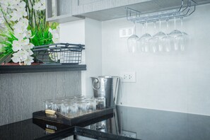 Full-size fridge, microwave, oven, stovetop - Gold Chariot Pool Villa (Choeng Thale)