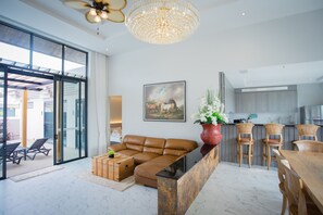 Full-size fridge, microwave, oven, stovetop - Gold Chariot Pool Villa (Choeng Thale)