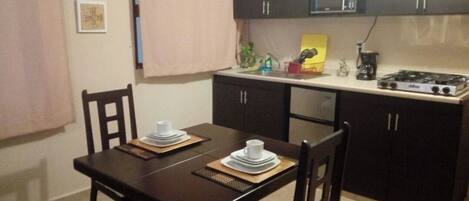 ثلاجة، ميكروويف، موقد طهي مسطح، ماكينة لصنع القهوة/الشاي