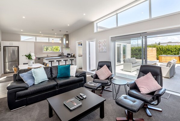House, 3 Bedrooms, 2 Bathrooms | Living room