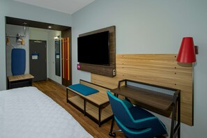 Escritorio, espacio para trabajar con laptop y cortinas blackout 