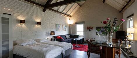 Iron/ironing board, free WiFi, bed sheets