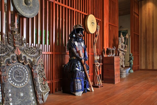 A traditional Japanese room with tatami flooring, a shoji screen, and a warrior statue.