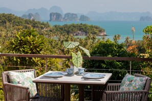 SEAVIEW JACUZZI VILLA-YAT FAH | Matservice på rummet