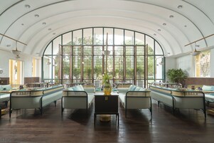 2 restaurantes; se sirven desayunos 