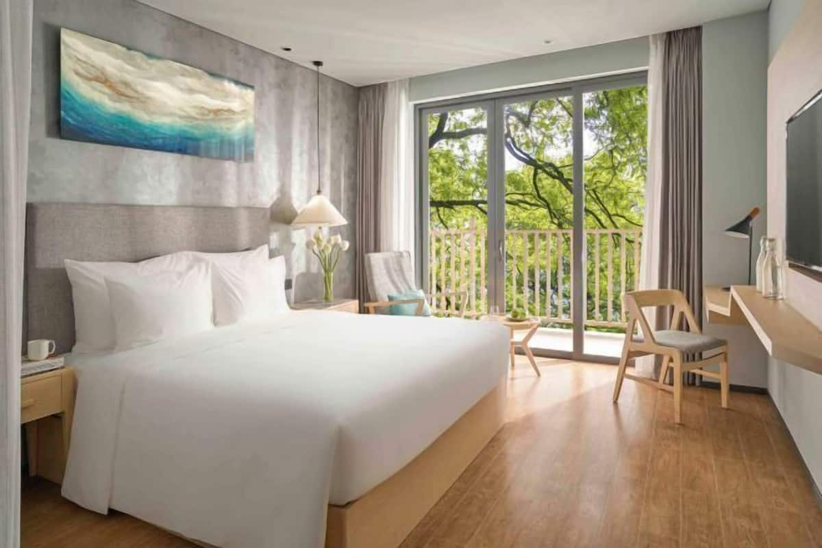 Premium bedding, memory foam beds, minibar, in-room safe