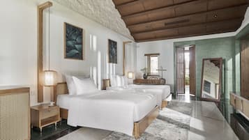 Um quarto espaçoso com uma cama grande, mesas de cabeceira e vista para uma varanda.