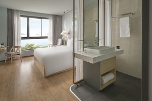 Ropa de cama de alta calidad, colchones con efecto memoria y minibar 